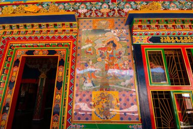 Renkli Budist duvar resmi, Ralong, Ralong Manastırı, Sikkim, Hindistan 'daki Budist manastırının iç dekorasyonu. İzinle resim çekimi.