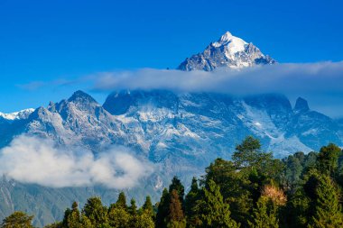 Siniolchu Dağı 'nda, deniz seviyesinden 22598 feet yükseklikte güneşin doğuşundan güzel bir gün ışığı. Himalaya sıradağları, Sikkim, Hindistan. Sikkim, Hindistan 'ın dört bir yanından gelen turistler arasında popülerdir..