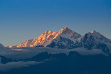 Kanchenjugha Dağı, Himalaya sıradağları, Sikkim, Hindistan 'da günbatımından güzel bir son ışık. Alacakaranlıkta dağların renkleri
