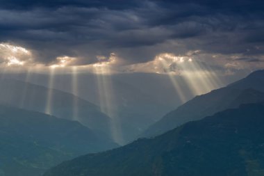 Rabangla, Sikkim, Hindistan 'dan gelen güneş ışınları. Arka planda Himalaya dağları var. Sikkim 'li Büyük Himalayalar' ın muhteşem manzarası..
