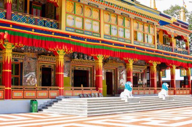 Güzel ve çok renkli Rabangla Manastırı - Sikkim, Hindistan 'daki Ralong Manastırı. İzinle resim çekimi.