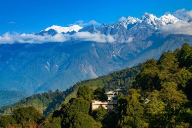 Ravangla 'daki Himalaya dağlarının güzel manzarası, Sikkim. Himalaya, Asya 'nın en büyük sıradağlarından biridir, çoğunlukla en yüksek 50 tepe, Everest dağı da dahil olmak üzere dünyanın en yüksek dağlarıdır..