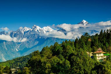 Ravangla 'daki Pandim Dağı' nın güzel manzarası, Sikkim. Himalaya, Asya 'nın en büyük sıradağlarından biridir, çoğunlukla en yüksek 50 tepe, Everest dağı da dahil olmak üzere dünyanın en yüksek dağlarıdır..