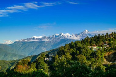 Ravangla 'daki Himalaya dağlarının güzel manzarası, Sikkim. Himalaya, Asya 'nın en büyük sıradağlarından biridir, çoğunlukla en yüksek 50 tepe, Everest dağı da dahil olmak üzere dünyanın en yüksek dağlarıdır..