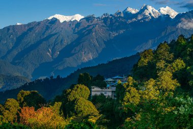 Ravangla 'daki Himalaya dağlarının güzel manzarası, Sikkim. Himalaya, Asya 'nın en büyük sıradağlarından biridir, çoğunlukla en yüksek 50 tepe, Everest dağı da dahil olmak üzere dünyanın en yüksek dağlarıdır..