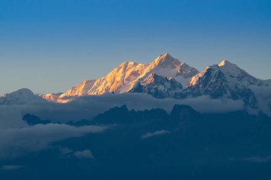 Kanchenjugha Dağı, Himalaya sıradağları, Sikkim, Hindistan 'da günbatımından güzel bir son ışık. Alacakaranlıkta dağların renkleri