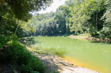 Zehirli Göl, Zehirli Pokhari. Lepchas, yerliler gölet suyunu zehirlediler, ana su kaynağını şifalı otlar kullanarak, böylece İngiliz ordusunun neredeyse yarısını öldürdüler. Bu yüzden adı bu. Rinchenpong, Sikkim, Hindistan.