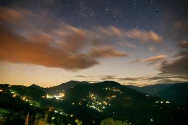 Hava kararınca Rinchenpong, Sikkim, Hindistan 'da. Rinchenpong şehriyle birlikte, akşam karanlığında gökyüzü Himalaya Dağları, Hindistan 'dan gelen ışıkla aydınlanıyor..