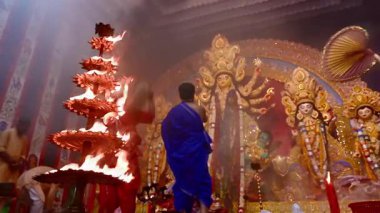 Howrah, Batı Bengal, Hindistan -11.10.2024: Hindu purohit tanrıça Durga 'ya tapıyor ve panchapradip yakıyor, kutsal lamba ise sondhipujo sırasında, ashtami ve nabami arasında yakılacak. Durga puja ritüeli.