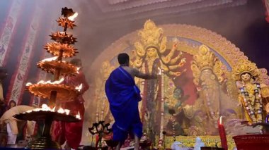 Howrah, Batı Bengal, Hindistan -11.10.2024: Hindu purohit tanrıça Durga 'ya tapıyor ve panchapradip yakıyor, kutsal lamba ise sondhipujo sırasında, ashtami ve nabami arasında yakılacak. Durga puja ritüeli.