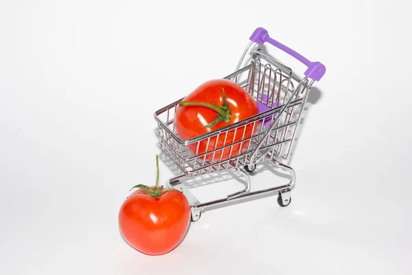 Carrinho Compras Dois Tomates Vermelhos Frescos — Fotografia de Stock