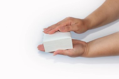 Beyaz hediye kutusu olan bir kadının elleri.