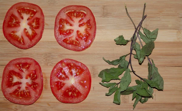 Czerwone Plasterki Pomidora Desce Bambusowej — Zdjęcie stockowe