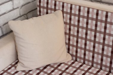 Bej rengi kadife yastık eski moda kanepe üzerinde işaretli desenli