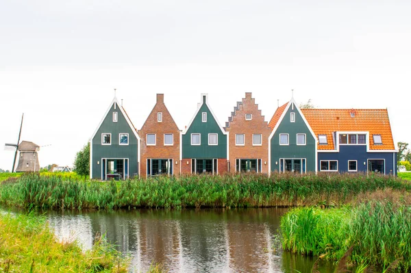 Kleurrijke Traditionele Hollandse Huizen Aan Het Water Met Oude Molen — Stockfoto