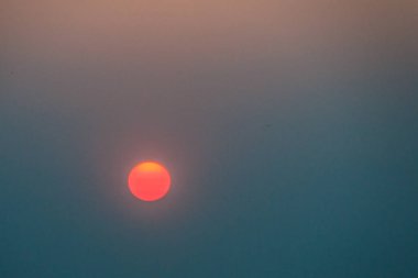 Renkli gökyüzü ortamı ile Güzel Doğa Yumurta Sarısı Sunrise. Güneş yumurtası sarısı, havaalanında sabah turuncu gündoğumu ile güzel sakin gökyüzü. Siluet arka plan ile Sabah güneş yumurta sarısı.
