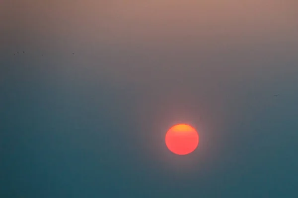 Piękna Natura Egg Yolk Sunrise Kolorowym Otoczeniu Nieba Żółtko Jaj — Zdjęcie stockowe