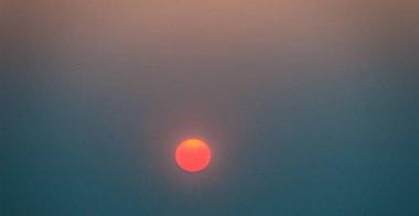 Renkli gökyüzü ortamı ile Güzel Doğa Yumurta Sarısı Sunrise. Güneş yumurtası sarısı, havaalanında sabah turuncu gündoğumu ile güzel sakin gökyüzü. Siluet arka plan ile Sabah güneş yumurta sarısı.