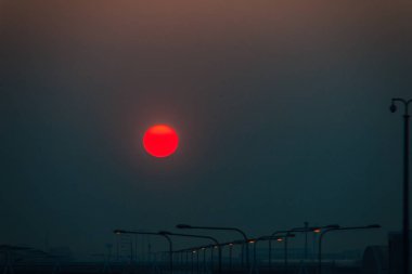 Renkli gökyüzü ortamı ile Güzel Doğa Yumurta Sarısı Sunrise. Güneş yumurtası sarısı, havaalanında sabah turuncu gündoğumu ile güzel sakin gökyüzü. Siluet arka plan ile Sabah güneş yumurta sarısı.