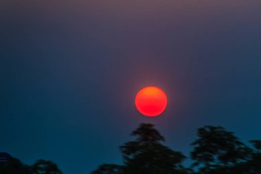 Renkli gökyüzü ortamı ile Güzel Doğa Yumurta Sarısı Sunrise. Güneş yumurtası sarısı, havaalanında sabah turuncu gündoğumu ile güzel sakin gökyüzü. Siluet arka plan ile Sabah güneş yumurta sarısı.