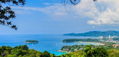 Turkuaz okyanus dalgalarının tekneler, yüksek hava görünümünü noktası Kata ve Karon plajları Phuket Tayland sahil şeridi ve mavi gökyüzü arka plan ile güzel manzara. 