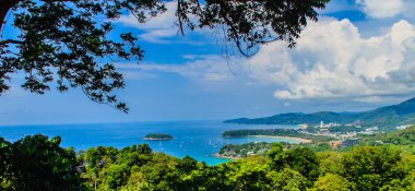 Turkuaz okyanus dalgalarının tekneler, yüksek hava görünümünü noktası Kata ve Karon plajları Phuket Tayland sahil şeridi ve mavi gökyüzü arka plan ile güzel manzara. 