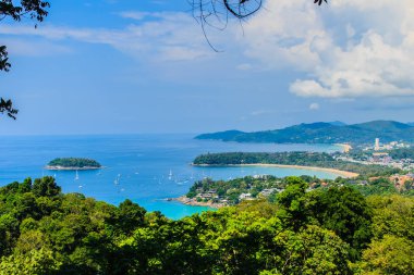 Turkuaz okyanus dalgalarının tekneler, yüksek hava görünümünü noktası Kata ve Karon plajları Phuket Tayland sahil şeridi ve mavi gökyüzü arka plan ile güzel manzara. 