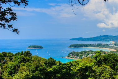 Turkuaz okyanus dalgalarının tekneler, yüksek hava görünümünü noktası Kata ve Karon plajları Phuket Tayland sahil şeridi ve mavi gökyüzü arka plan ile güzel manzara. 