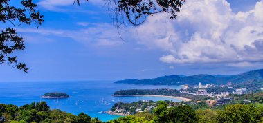 Turkuaz okyanus dalgalarının tekneler, yüksek hava görünümünü noktası Kata ve Karon plajları Phuket Tayland sahil şeridi ve mavi gökyüzü arka plan ile güzel manzara. 