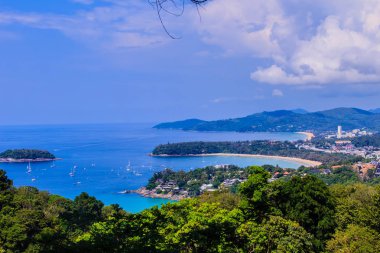 Turkuaz okyanus dalgalarının tekneler, yüksek hava görünümünü noktası Kata ve Karon plajları Phuket Tayland sahil şeridi ve mavi gökyüzü arka plan ile güzel manzara. 