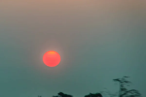 カラフルな空の環境で美しい自然卵黄日の出 太陽の卵黄 空港で午前中にオレンジ色の日の出と美しい穏やかな空 シルエットの背景を持つ朝の太陽の卵黄 — ストック写真