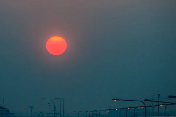 Renkli Gökyüzü Ortamı Ile Güzel Doğa Yumurta Sarısı Sunrise Güneş — Stok fotoğraf