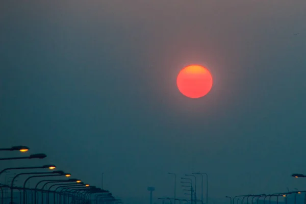 カラフルな空の環境で美しい自然卵黄日の出 太陽の卵黄 空港で午前中にオレンジ色の日の出と美しい穏やかな空 シルエットの背景を持つ朝の太陽の卵黄 — ストック写真