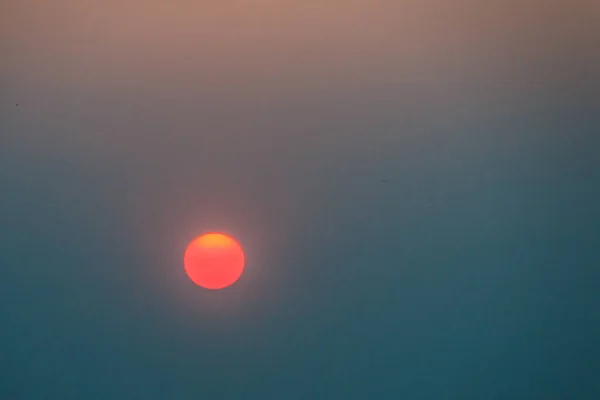 Renkli Gökyüzü Ortamı Ile Güzel Doğa Yumurta Sarısı Sunrise Güneş — Stok fotoğraf