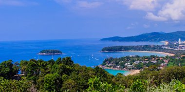 Güzellikler manzaralı turkuaz okyanus dalgalarının tekneler, kıyı şeridi ve mavi gökyüzü arka plan yüksek hava görünümünü noktası Kata ve Karon plajları Phuket Tayland. 