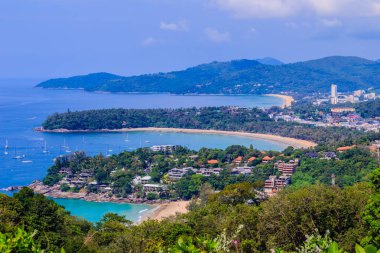 Turkuaz okyanus dalgalarının tekneler, yüksek hava görünümünü noktası Kata ve Karon plajları Phuket Tayland sahil şeridi ve mavi gökyüzü arka plan ile güzel manzara. 