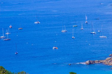 Tropikal plaj manzara panorama. Tekneler ve yüksek görünüm noktadan kumlu kıyı şeridi ile turkuaz okyanus güzel ihlalinden. Kata ve Karon plajları, Phuket, Tayland