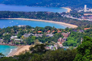 Turkuaz okyanus dalgalarının tekneler, yüksek hava görünümünü noktası Kata ve Karon plajları Phuket Tayland sahil şeridi ve mavi gökyüzü arka plan ile güzel manzara. 
