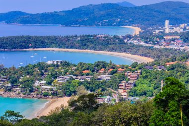 Turkuaz okyanus dalgalarının tekneler, yüksek hava görünümünü noktası Kata ve Karon plajları Phuket Tayland sahil şeridi ve mavi gökyüzü arka plan ile güzel manzara. 