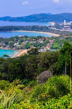 Turkuaz okyanus dalgalarının tekneler, yüksek hava görünümünü noktası Kata ve Karon plajları Phuket Tayland sahil şeridi ve mavi gökyüzü arka plan ile güzel manzara. 