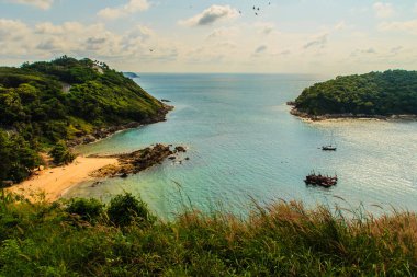 Phuket cliff ve Promthep cape, Phuket, Tayland için en güzel gün batımı bakış açısı yakın küçük adalar güzel deniz manzarası görünümü.