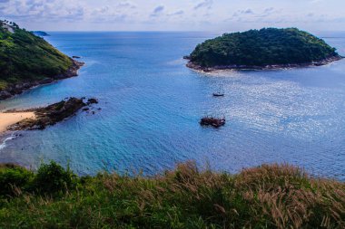 Phuket cliff ve Promthep cape, Phuket, Tayland için en güzel gün batımı bakış açısı yakın küçük adalar güzel deniz manzarası görünümü.