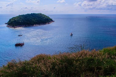 Phuket cliff ve Promthep cape, Phuket, Tayland için en güzel gün batımı bakış açısı yakın küçük adalar güzel deniz manzarası görünümü.