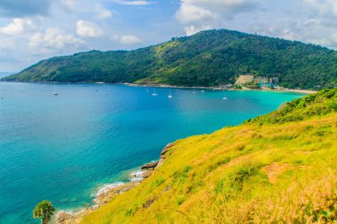 Phuket cliff ve Promthep cape, Phuket, Tayland için en güzel gün batımı bakış açısı yakın küçük adalar güzel deniz manzarası görünümü.