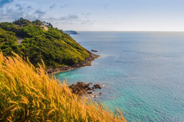 Phuket cliff ve Promthep cape, Phuket, Tayland için en güzel gün batımı bakış açısı yakın küçük adalar güzel deniz manzarası görünümü.