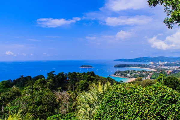美丽的绿松石海浪与船 海岸线和蓝天背景从卡塔和卡伦海滩的高鸟瞰点泰国普吉岛 — 图库照片