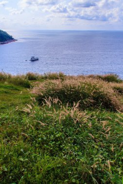  Derin mavi deniz mavi gökyüzü bulutlu gün okyanusun altında karşı yelken tekne ile renkli deniz manzara.