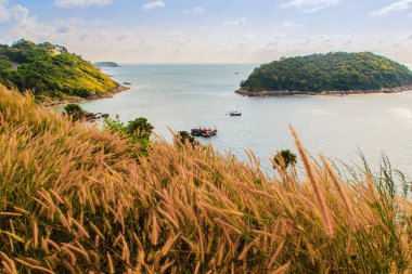Phuket cliff ve Promthep cape, Phuket, Tayland için en güzel gün batımı bakış açısı yakın küçük adalar güzel deniz manzarası görünümü.