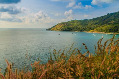 Phuket cliff ve Promthep cape, Phuket, Tayland için en güzel gün batımı bakış açısı yakın küçük adalar güzel deniz manzarası görünümü.