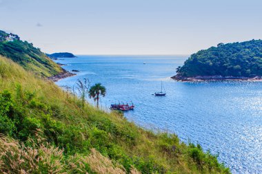 Phuket cliff ve Promthep cape, Phuket, Tayland için en güzel gün batımı bakış açısı yakın küçük adalar güzel deniz manzarası görünümü.